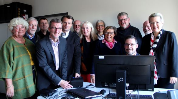 Beim Fingerabdruckscanner: Resi Gerwing, Franz-Josef Buschkamp, Rudi Luster-Haggeney, Amtsleiter Ralf Holtstiege, Guido Gutsche, Winfried Kaup, Hannelore Dufhues, Susanne Block, Andrea Geiger, Robert Strbbe, Sachgebietsleiter Carsten Schmedt, Josef Schme