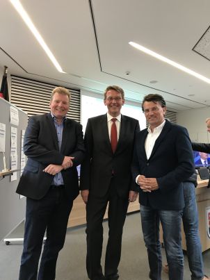 Von der Kreistagsfraktion Warendorf gratulieren im Kreishaus Meppen im Emsland ganz herzlich Fraktionsgeschäftsführer Rolf Möllmann und Fraktionsvorsitzender Guido Gutsche.