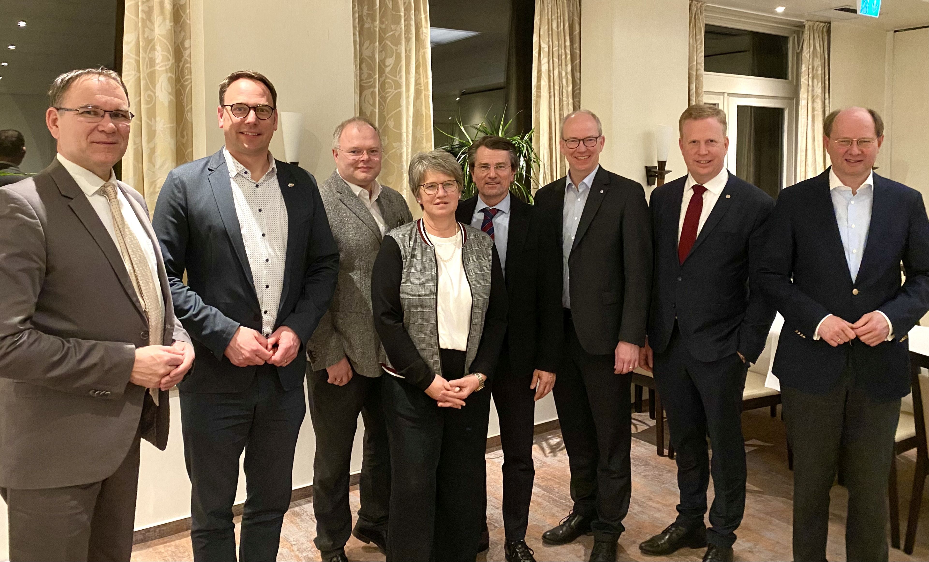 v.l. Henrich Berkhoff, Markus Hner MdL, Stephan Schulze-Westhoff, Dr. Susanne Lehnert, Guido Gutsche, Daniel Hagemeier MdL, Henning Rehbaum MdB, Landrat Dr. Olaf Gericke