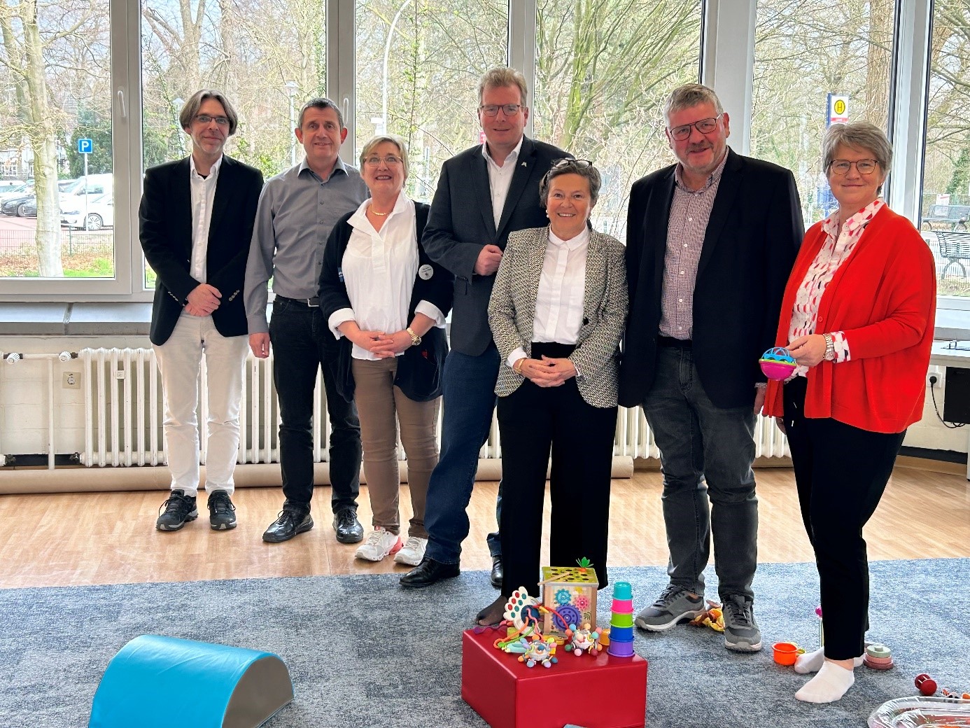 (von links):
Daniel Bgge (Kreis Warendorf), Rudi Luster-Haggeney, Monika Annas Path (Hebamme), Rolf Mllmann, Andrea Geiger (CDU-Sprecherin fr Soziales und Gesundheit), Robert Strbbe, stellv. Fraktionsvorsitzende Dr. Susanne Lehnert
