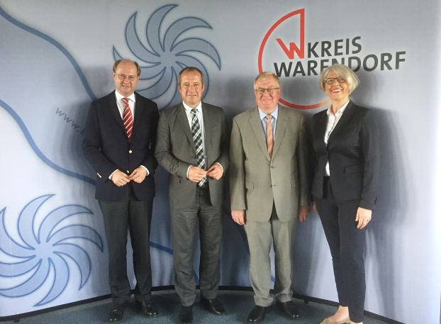 Landrat Dr. Olaf Gericke begrüßte Staatssekretär Oliver Wittke und Reinhold Sendker (MdB) zu einem Gespräch über den Wirtschaftsstandort Kreis Warendorf. Daran nahm auch gfw-Geschäftsführerin Petra Michalczak-Hülsmann teil. Landrat Dr. Olaf Gericke begrüßte Staatssekretär Oliver Wittke und Reinhold Sendker (MdB) zu einem Gespräch über den Wirtschaftsstandort Kreis Warendorf. Daran nahm auch gfw-Geschäftsführerin Petra Michalczak-Hülsmann teil.